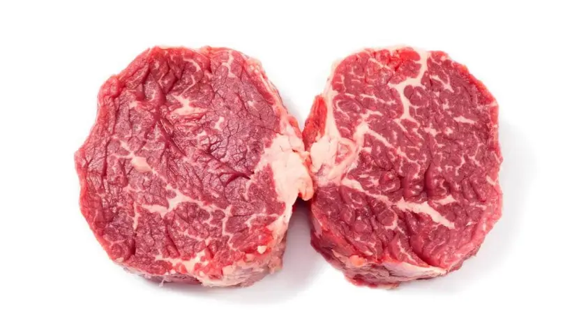 Två råa entrecôte-biffar med fin marmorering, perfekta för ett saftigt entrecote recept.