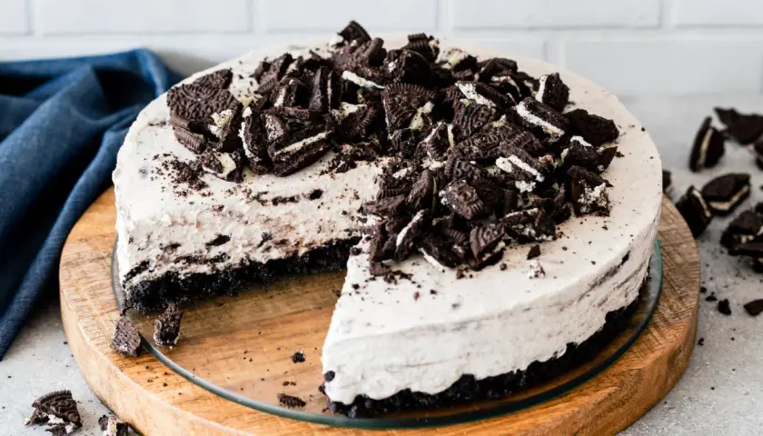 Pyszny sernik oreo na zimno, udekorowany pokruszonymi ciasteczkami. Idealny deser dla fanów czekolady i kremowej konsystencji.