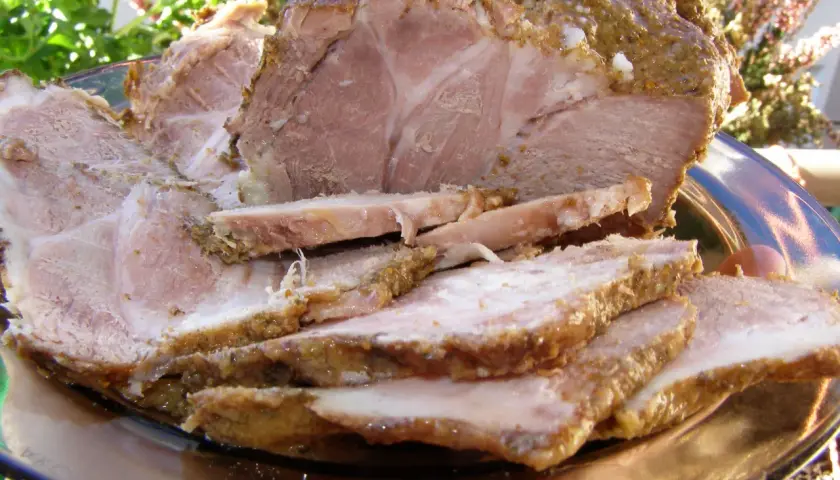 Soczysta szynka wieprzowa z szybkowaru, idealna na obiad. Ile czasu gotować na każdy kilogram mięsa?