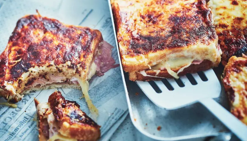 Un délicieux croque monsieur au four, doré et gratiné, avec du fromage fondant et du jambon. Un régal pour les papilles !