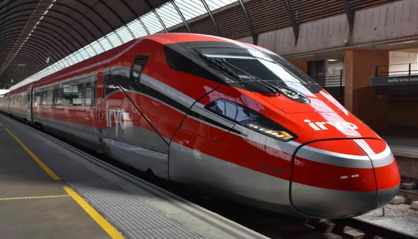 Tren Iryo rojo y plateado en estación, listo para el viaje de Madrid a Málaga.