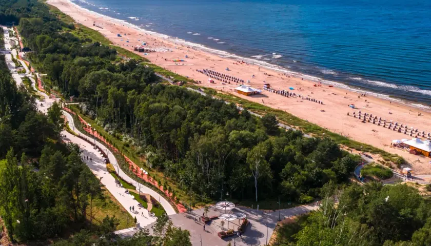 Pociągiem prosto na plażę? Odkryj stacje nad polskim morzem!