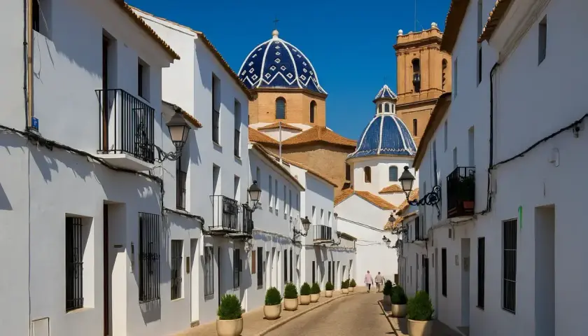 Un paseo por la altea vieille ville, un itinéraire encantador con cúpulas azules y casas blancas.