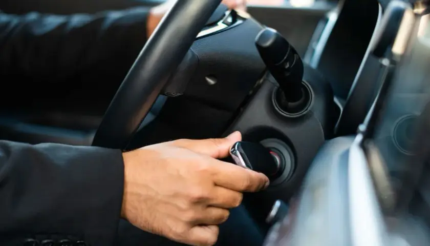 Mano insertando la llave en el contacto, con la esperanza de que a mi coche le cueste arrancar menos hoy.