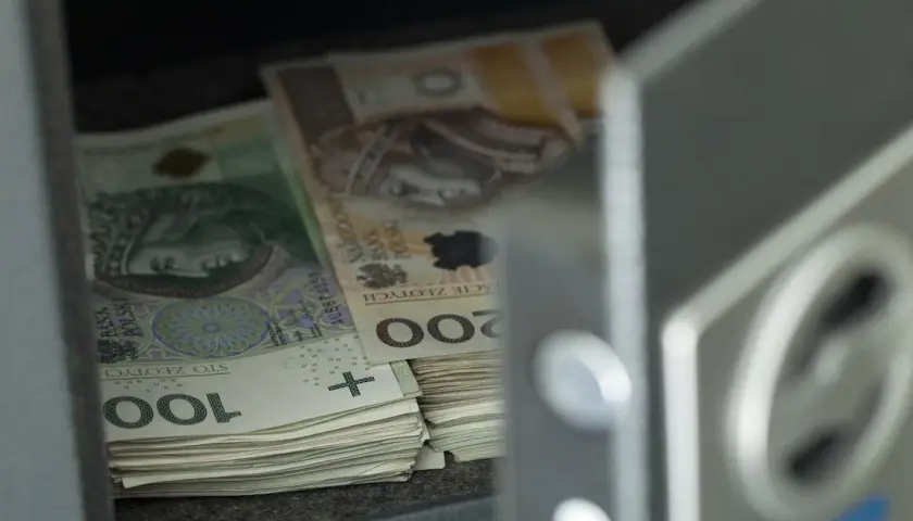 Stos banknotów 100 i 200 zł w skarbcu. Czy państwo może zabrać pieniądze z konta w razie wojny?