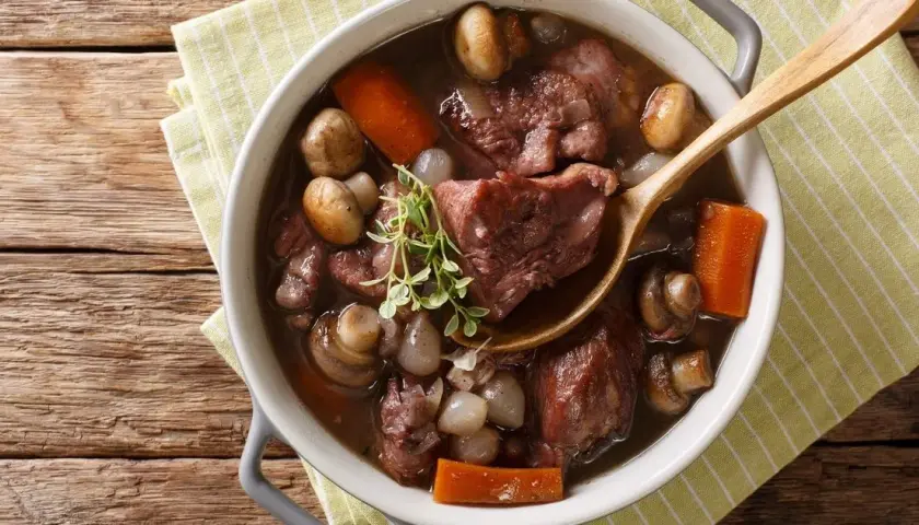 Coq au vin – tradycyjny przepis, który zaskoczy Twoich gości