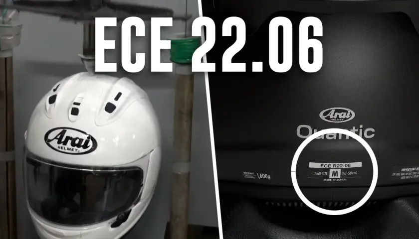 Cascos de moto Arai con etiqueta de homologaciones ECE 22.06. El casco blanco a la izquierda y el negro a la derecha, mostrando la certificación.