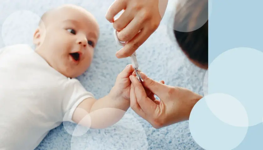 Delikatne obcinanie paznokci niemowlakowi wymaga precyzji. Rodzic ostrożnie używa małych nożyczek, by zadbać o dłonie maluszka.