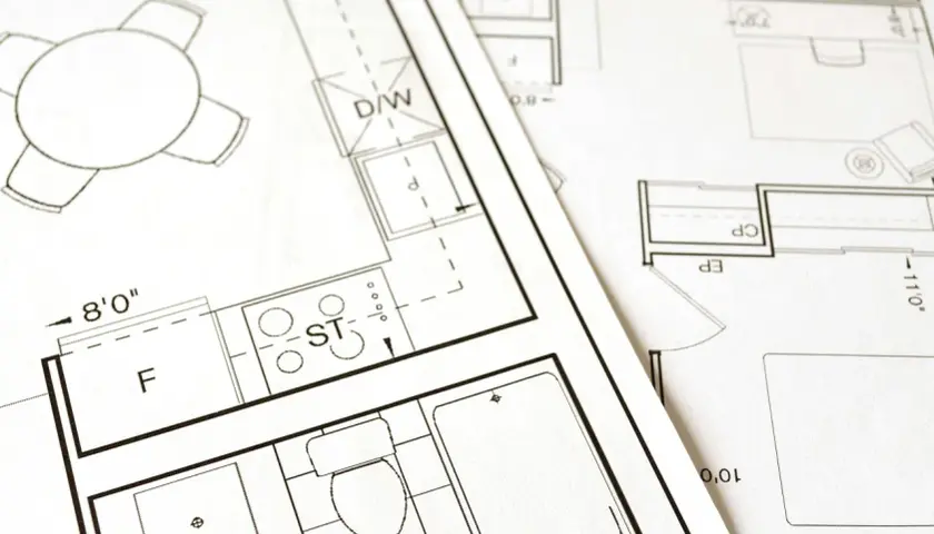 Plany architektoniczne z kuchnią, łazienką i jadalnią. Mam pozwolenie na budowę, co dalej? Czas zacząć realizację marzeń o własnym domu.