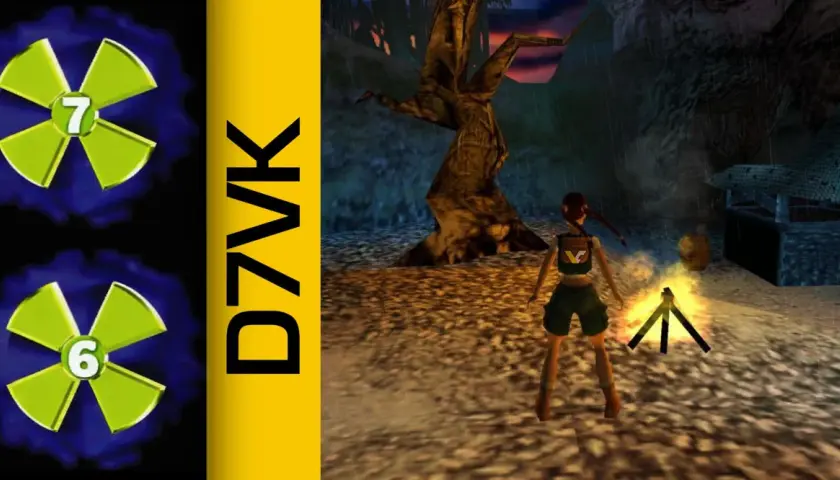 Lara Croft przy ognisku, obok napis D7VK. W tle deszcz i jaskinia.