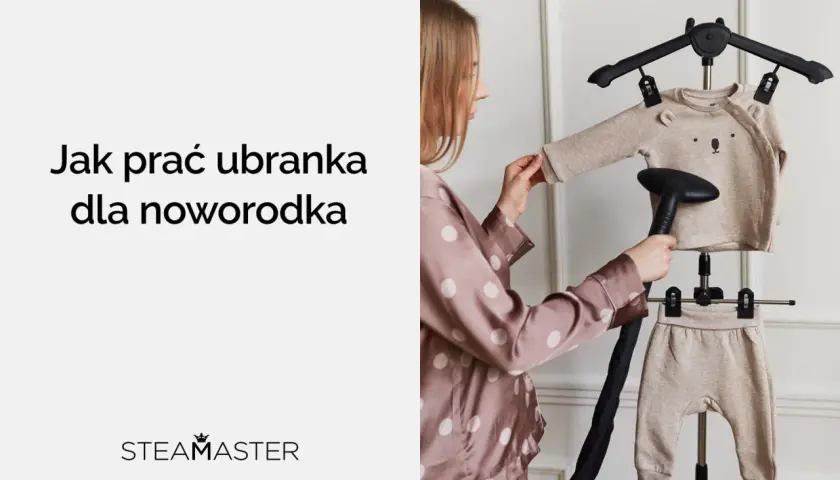 Kobieta paruje ubranka dla noworodka w 40 stopniach. Delikatne tkaniny z misiem są gotowe do noszenia.