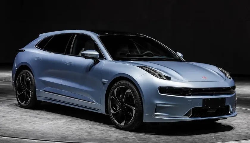 Błękitny Zeekr 001 na obrotowej platformie, gotowy na podbój dróg w Polsce. Futurystyczny design i elektryczna moc.