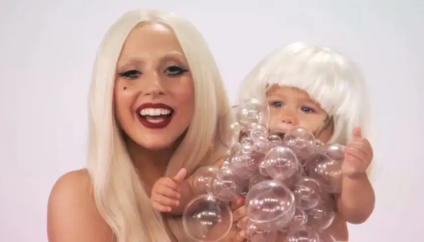 Lady Gaga z dzieckiem w perukach i bańkach.