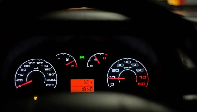 Deska rozdzielcza samochodu Renault Trafic z podświetlanymi wskaźnikami: prędkościomierzem, obrotomierzem, wskaźnikiem paliwa i temperatury.
