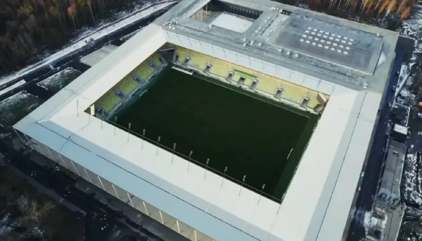 Nowe, małe stadiony piłkarskie w zimowej scenerii, gotowe na przyszłe emocje sportowe.