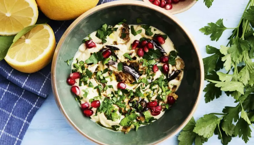 En krämig aubergine röra med granatäpple och persilja, perfekt för ett läckert aubergine recept.