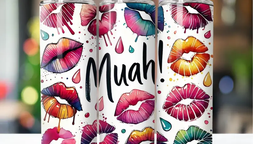 Kolorowe usta i napis "Muah!" na kubkach. Idealne na wysłanie buziaków po polsku.