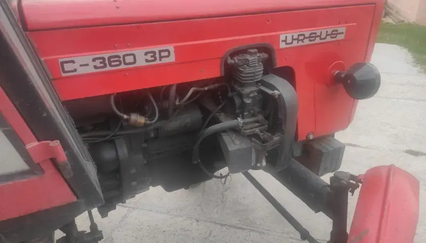 Czerwony Ursus C-360 3P, klasyk polskiej motoryzacji. Ile km ma ten legendarny traktor?