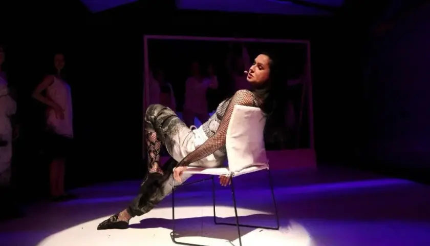 Aktorka na scenie Teatru Modrzejewskiej w Legnicy, w nietypowym stroju, zapowiada kolejne punkty repertuaru.
