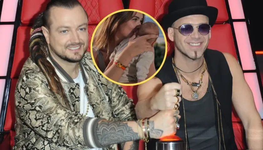 Dwóch mężczyzn siedzi na czerwonych fotelach. W okręgu kobieta całuje dziecko.