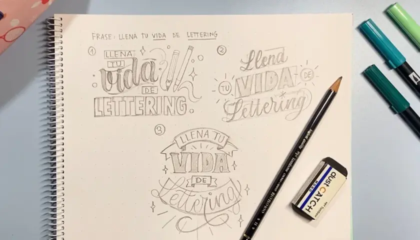 Bocetos de lettering con la frase "Llena tu vida de lettering". Lápiz, goma y rotuladores verdes y turquesa.