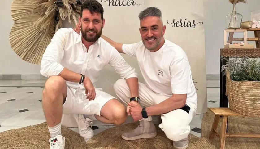 Fran Anton y Kiko Hernandez, sonriendo y agachados, celebran un momento especial.