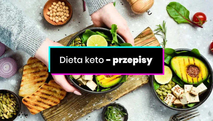 Dłonie trzymają miskę z sałatką keto: awokado, tofu, limonka, pestki. Obok grillowane pieczywo i cebula.