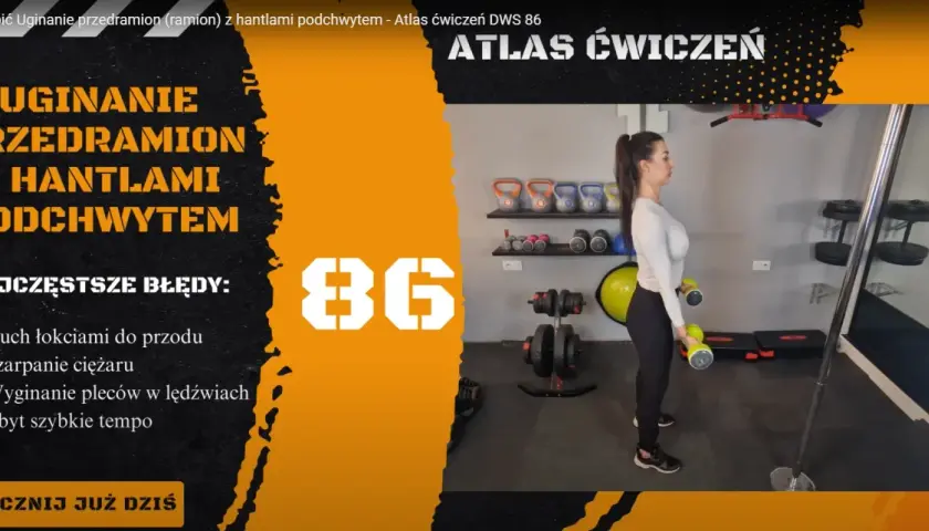 Kobieta wykonuje uginanie ramion z hantlami podchwytem. Ćwiczenie na biceps w siłowni.