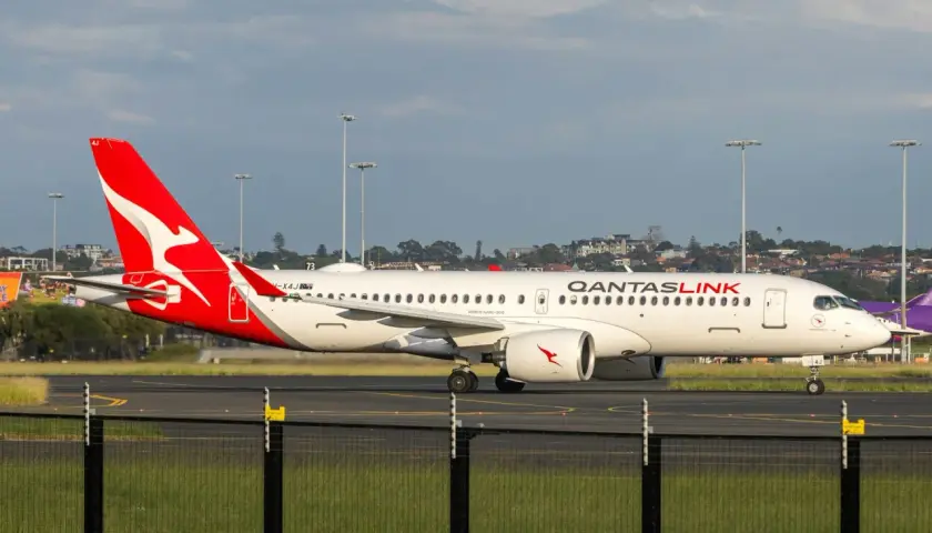 Airbus A321neo QantasLink na płycie lotniska, z charakterystycznym czerwonym ogonem i logo.