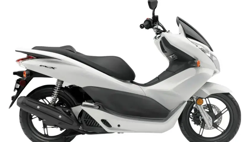 Biały skuter Honda PCX. Zastanawiasz się, ile pali motor 600? Ten model jest bardzo oszczędny.
