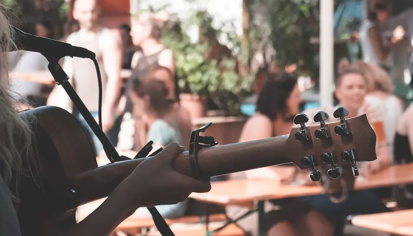  Jak nastroić gitarę w domu - porady dla początkujących i zaawansowanych