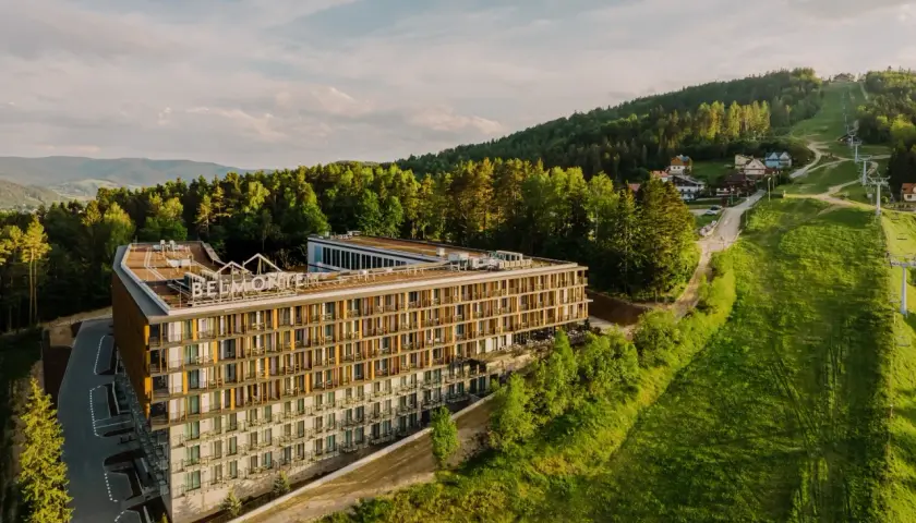 Nowoczesny hotel Belmonte w otoczeniu zieleni i gór. Wiele pozytywnych belmonte opinie potwierdza jego urok.