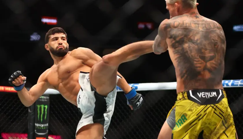Zawodnik UFC wykonuje wysokie kopnięcie w walce wagi średniej.