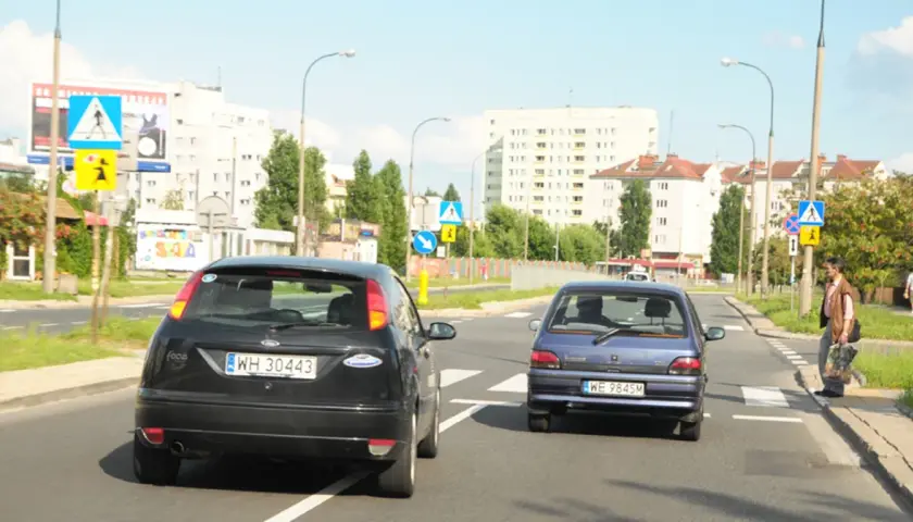 Uważaj na przejście dla pieszych! Wyprzedzanie na pasach grozi wysokim mandatem.