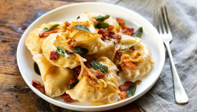 Pyszne pierogi z boczkiem i cebulką. Zastanawiasz się, ile gotować pierogi, by były idealne? Te wyglądają na gotowe!
