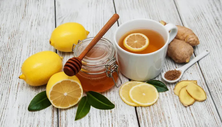 Té de jengibre, limón y miel, un remedio casero para el ardor de estómago.