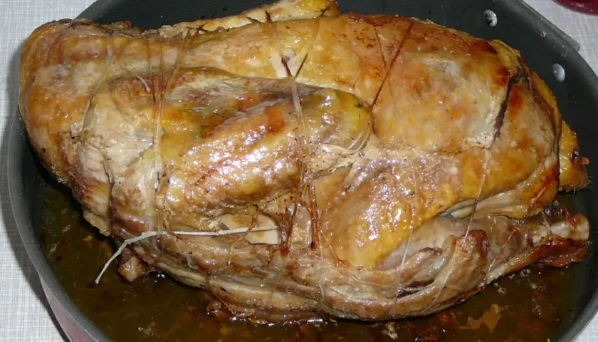 Perliczka pieczona według przepisu Ani z "Ania gotuje", apetycznie rumiana i soczysta, w głębokiej patelni.
