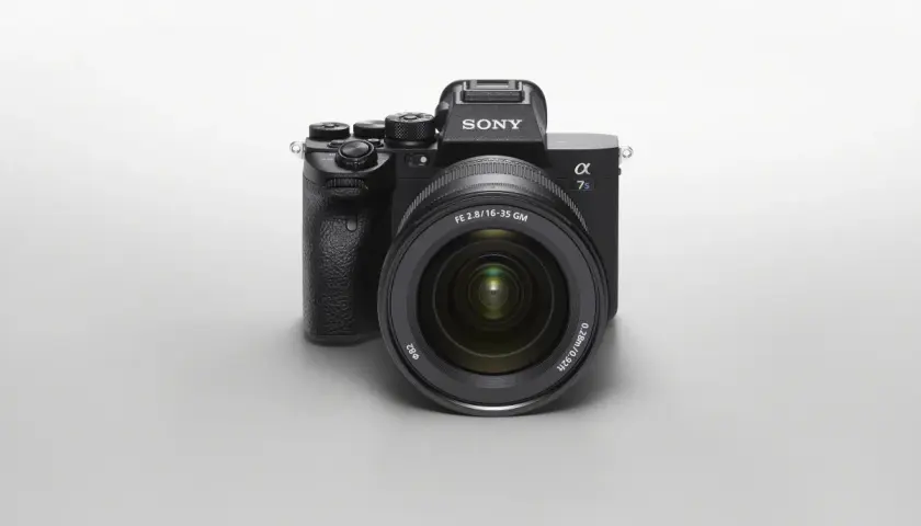 Profesjonalny aparat Sony a7 S3 z obiektywem FE 2.8/16-35 GM.