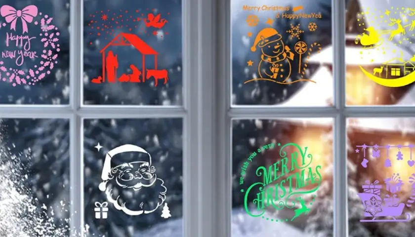 Un dibujo de ventana de Navidad con pegatinas de Santa, muñeco de nieve, belén y renos.