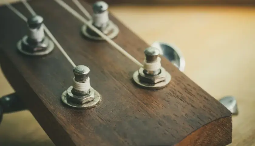 Naucz się jak nastroić ukulele w 4 prostych krokach - poradnik dla każdego