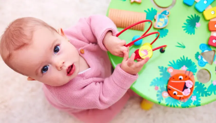 Skok rozwojowy 9 miesiąc objawy: co zmienia się u Twojego dziecka?