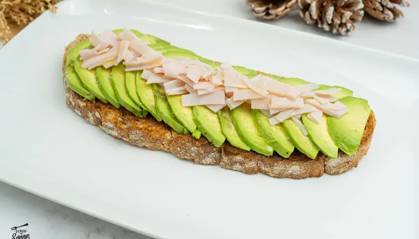 Tostadas con aguacate y pavo, un desayuno o merienda saludable y delicioso.