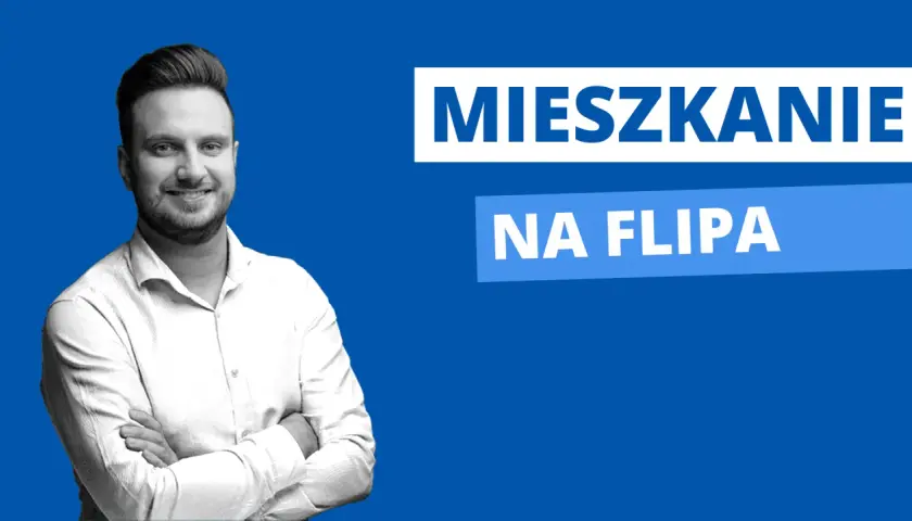 Uśmiechnięty mężczyzna w białej koszuli, z rękami skrzyżowanymi na piersi. Obok napis "MIESZKANIE NA FLIPA".