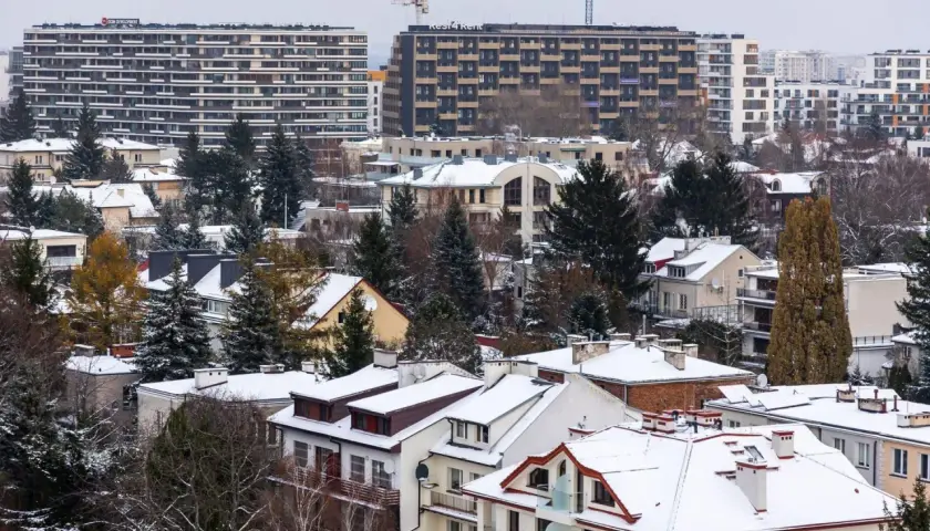 Zimowy krajobraz miasta z blokami mieszkalnymi i domami. Zastanawiasz się, jaki będzie podatek od mieszkania w bloku?