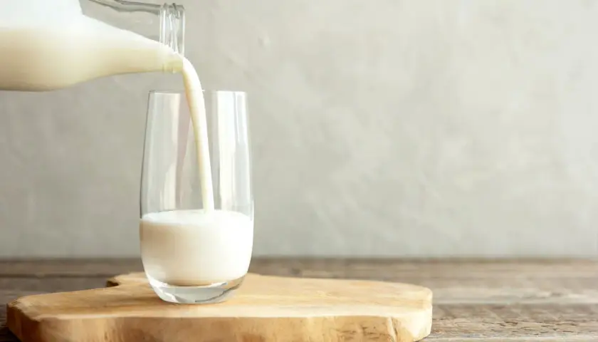 Kefir nalewany do szklanki. Czy kefir jest bezpieczny dla osób z cukrzycą?
