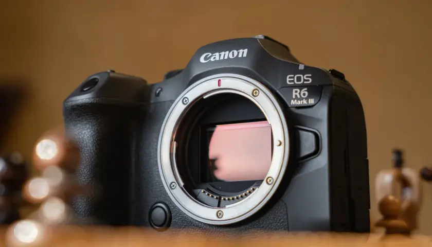 Canon EOS R6 Mark III z widocznym sensorem. Szybki rolling shutter pozwoli uchwycić dynamiczne sceny.