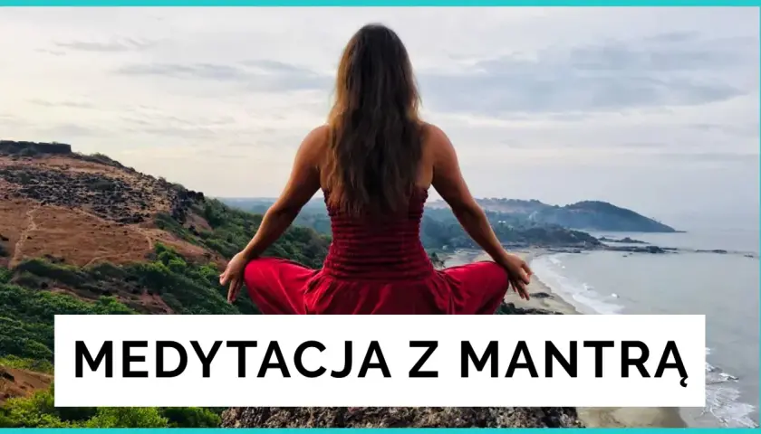 Kobieta w czerwonej sukience medytuje na klifie nad morzem. Poznaj, co to mantra i jak może odmienić Twoje życie.