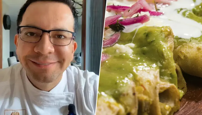 Chef sonriente con su delicia de enchiladas cubiertas con vibrante salsa verde, cebolla morada y crema.
