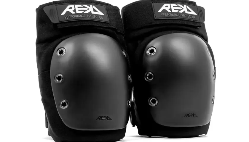Para pewne ochraniacze na kolana snowboardowe marki REX. Solidne, czarne, z logo REX.