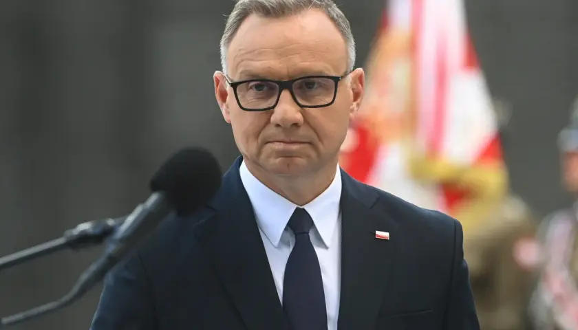 Prezydent Andrzej Duda w garniturze i okularach, z mikrofonem przed sobą. Czy planuje karierę w strukturach międzynarodowych po zakończeniu kadencji?